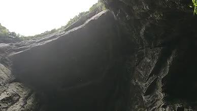 岩石露水下雨拍摄视频视频的预览图